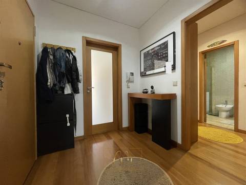 Apartamento T2 com terraço e duas garagens fechadas