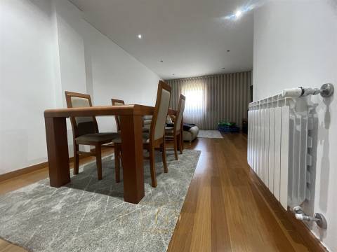 Apartamento T2 com terraço e duas garagens fechadas