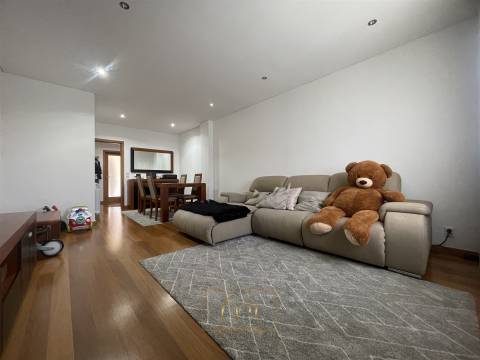 Apartamento T2 com terraço e duas garagens fechadas