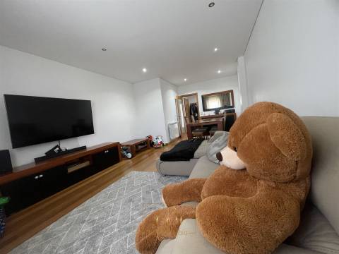 Apartamento T2 com terraço e duas garagens fechadas