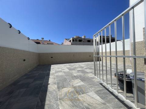 Apartamento T2 com terraço e duas garagens fechadas