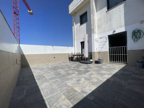 Apartamento T2 com terraço e duas garagens fechadas