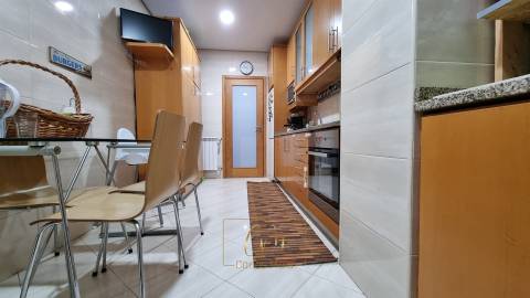 Apartamento T2 com terraço e duas garagens fechadas