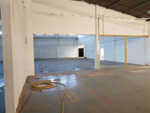 Conjunto de 3 armazéns para venda, Sintra