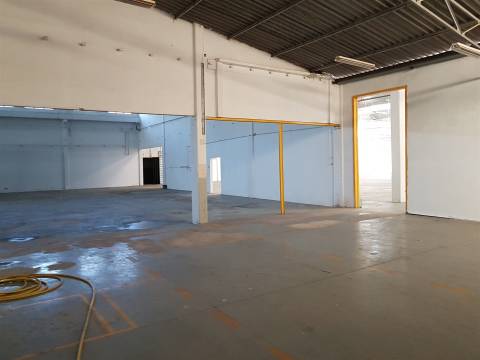 Conjunto de 3 armazéns para venda, Sintra