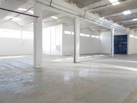 Conjunto de 3 armazéns para venda, Sintra