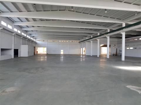 Conjunto de 3 armazéns para venda, Sintra