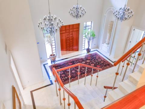 Moradia T5 TRIPLEX de Luxo com jardim e piscina, Lisboa