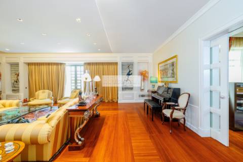 Moradia T5 TRIPLEX de Luxo com jardim e piscina, Lisboa