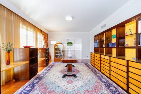 Moradia T5 TRIPLEX de Luxo com jardim e piscina, Lisboa