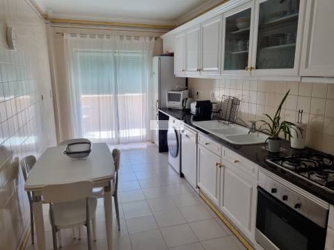 Apartamento T2 para arrendar, garagem, piscina, praia, Carcavelos, condomínio fechado, segurança 24h