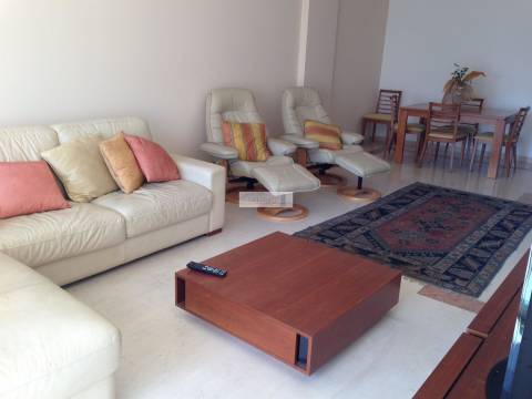 Apartamento T2 para arrendar, garagem, piscina, praia, Carcavelos, condomínio fechado, segurança 24h