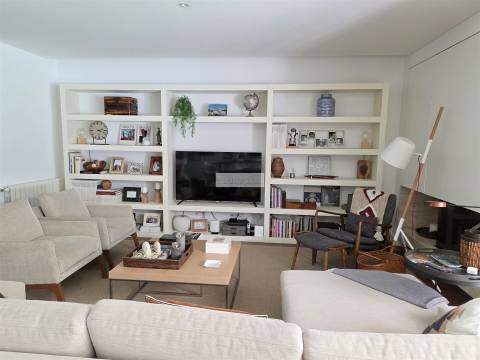 Moradia T3+1 de Luxo no Murtal, Parede com jardim e piscina, vista mar e serra