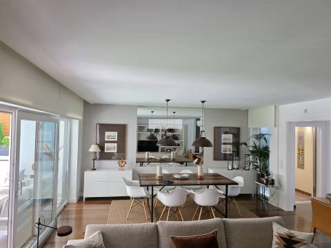 Moradia T3+1 de Luxo no Murtal, Parede com jardim e piscina, vista mar e serra