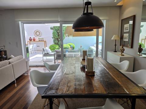 Moradia T3+1 de Luxo no Murtal, Parede com jardim e piscina, vista mar e serra