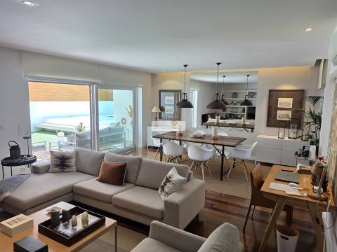 Moradia T3+1 de Luxo no Murtal, Parede com jardim e piscina, vista mar e serra