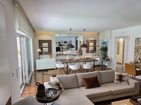 Moradia T3+1 de Luxo no Murtal, Parede com jardim e piscina, vista mar e serra