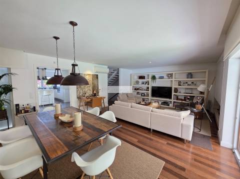 Moradia T3+1 de Luxo no Murtal, Parede com jardim e piscina, vista mar e serra