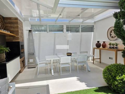 Moradia T3+1 de Luxo no Murtal, Parede com jardim e piscina, vista mar e serra