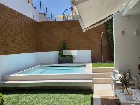 Moradia T3+1 de Luxo no Murtal, Parede com jardim e piscina, vista mar e serra