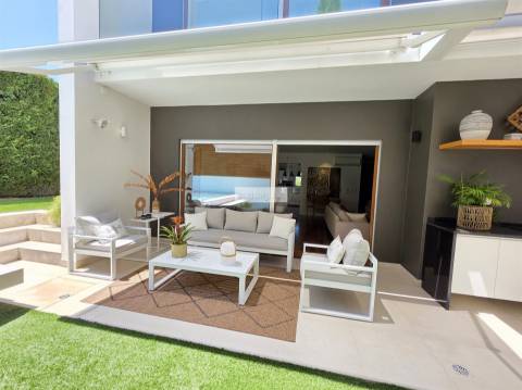 Moradia T3+1 de Luxo no Murtal, Parede com jardim e piscina, vista mar e serra