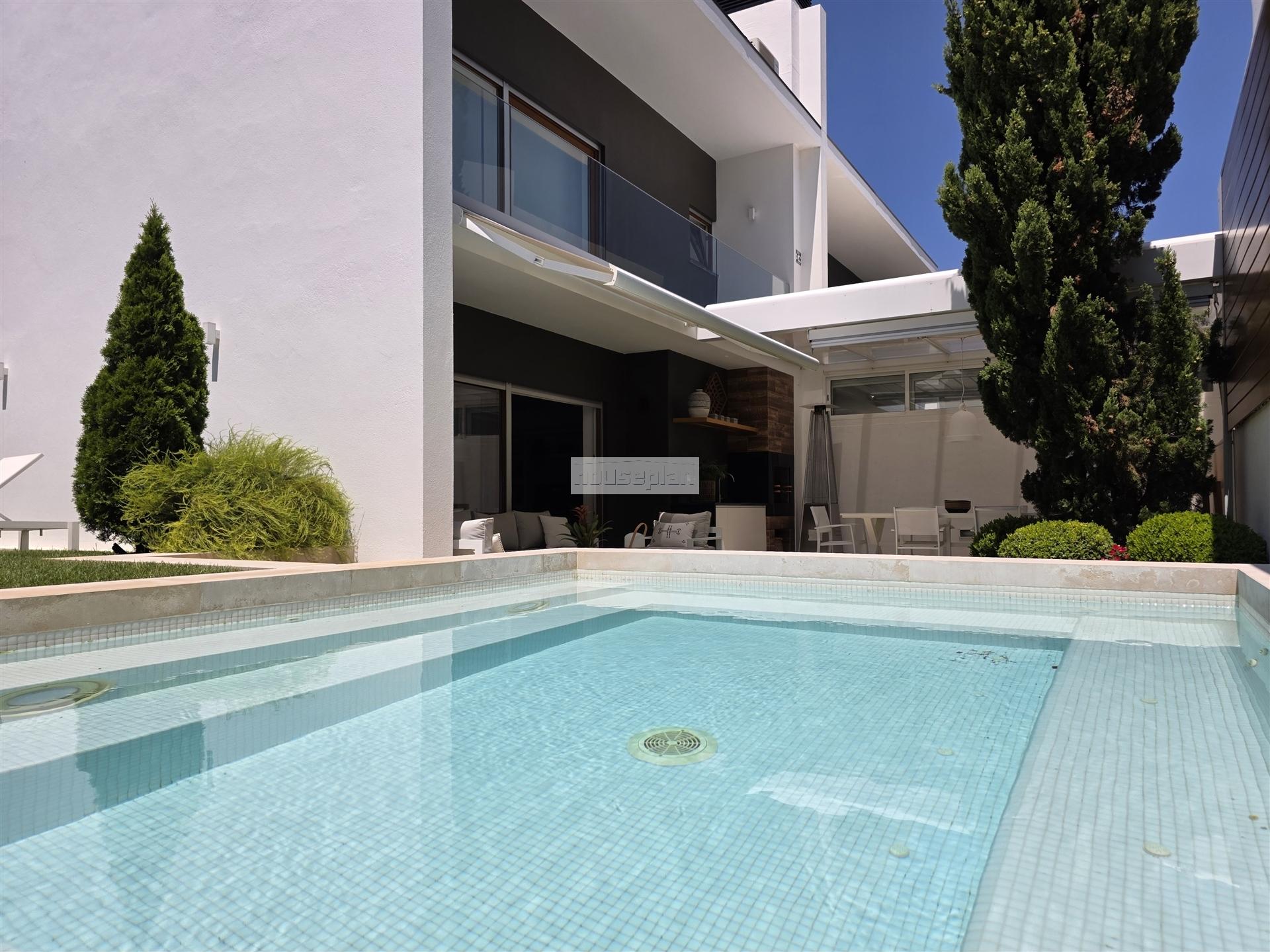 Moradia T3+1 de Luxo no Murtal, Parede com jardim e piscina, vista mar e serra