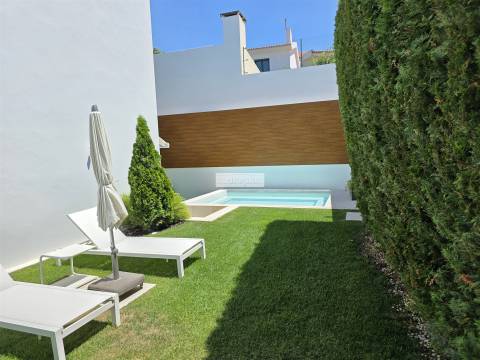 Moradia T3+1 de Luxo no Murtal, Parede com jardim e piscina, vista mar e serra