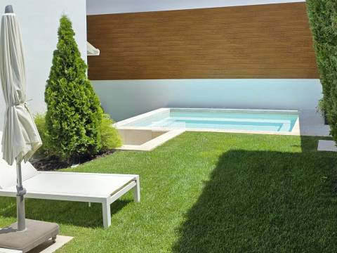 Moradia T3+1 de Luxo no Murtal, Parede com jardim e piscina, vista mar e serra