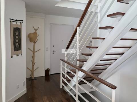 Moradia T3+1 de Luxo no Murtal, Parede com jardim e piscina, vista mar e serra