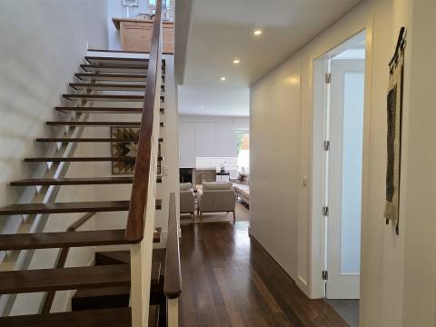 Moradia T3+1 de Luxo no Murtal, Parede com jardim e piscina, vista mar e serra