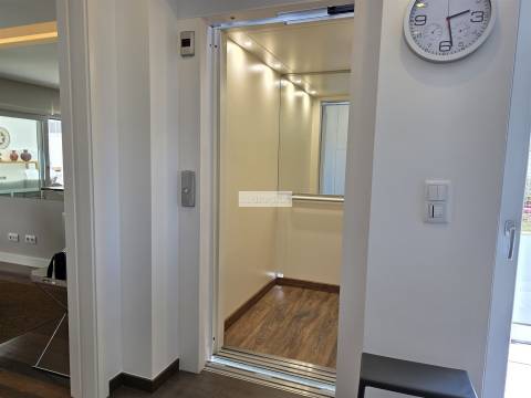 Moradia T3+1 de Luxo no Murtal, Parede com jardim e piscina, vista mar e serra