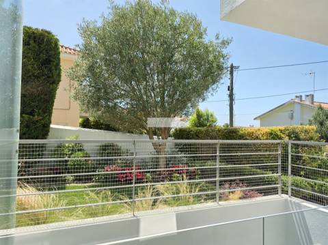 Moradia T3+1 de Luxo no Murtal, Parede com jardim e piscina, vista mar e serra