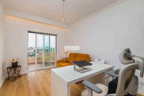 Apartamento T3 Renovado em condomínio fechado em Carcavelos, perto do mar