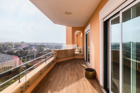 Apartamento T3 Renovado em condomínio fechado em Carcavelos, perto do mar