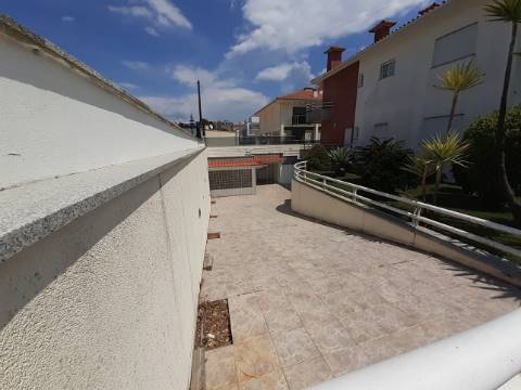 Moradia Isolada T5 na praia da Amorosa