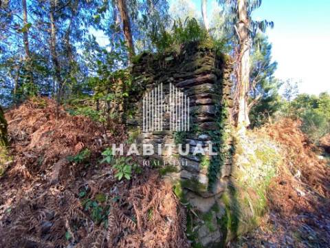 Terreno com ruína em Vilar de Mouros- Caminha .