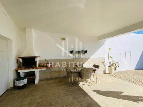 Moradia Isolada T4 com Piscina e Vistas Mar em Carreço