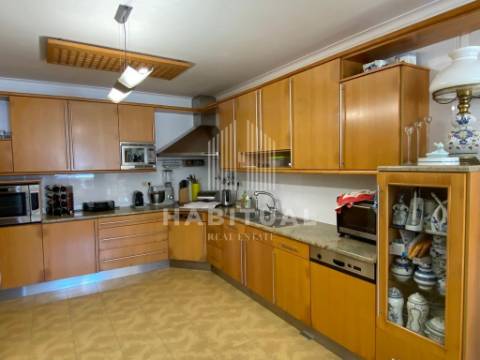 Moradia Isolada T4 com Piscina e Vistas Mar em Carreço