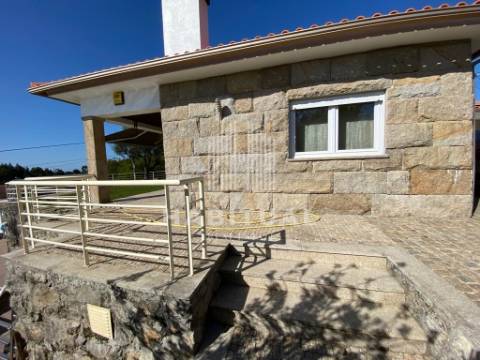 Moradia Isolada T4 com Piscina e Vistas Mar em Carreço