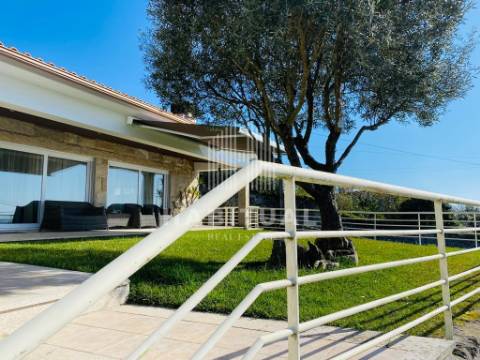 Moradia Isolada T4 com Piscina e Vistas Mar em Carreço