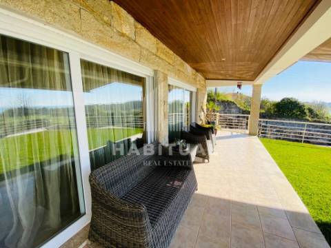 Moradia Isolada T4 com Piscina e Vistas Mar em Carreço