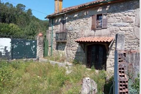Moradia para restaurar em Labruja-Ponte de Lima