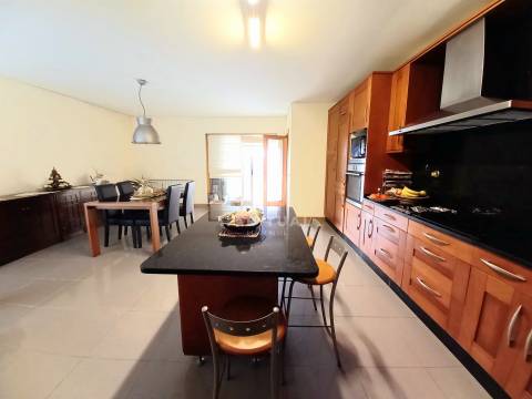 Moradia T4 em Loivo com Vistas para o Rio Minho e Piscina Exterior