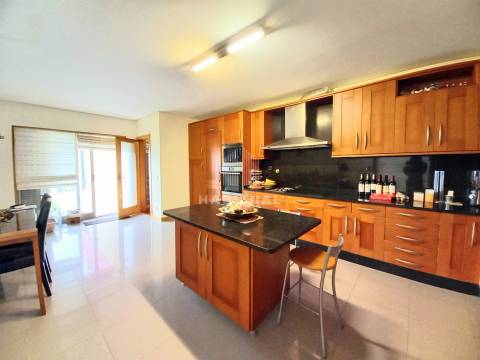 Moradia T4 em Loivo com Vistas para o Rio Minho e Piscina Exterior