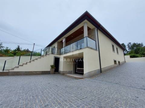 Moradia Isolada T4 com Piscina e Jardim em Riba de Âncora