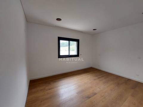 Moradia Isolada T4 com Piscina e Jardim em Riba de Âncora