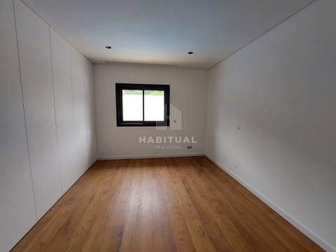 Moradia Isolada T4 com Piscina e Jardim em Riba de Âncora