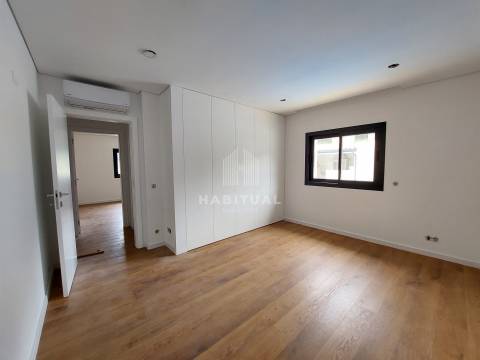 Moradia Isolada T4 com Piscina e Jardim em Riba de Âncora