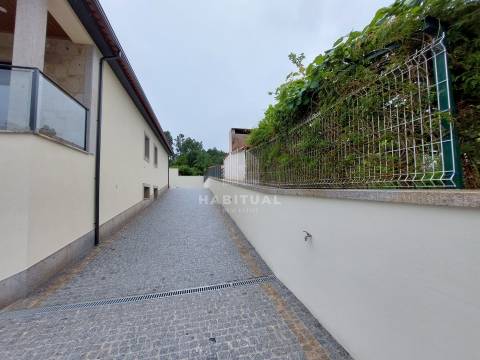 Moradia Isolada T4 com Piscina e Jardim em Riba de Âncora