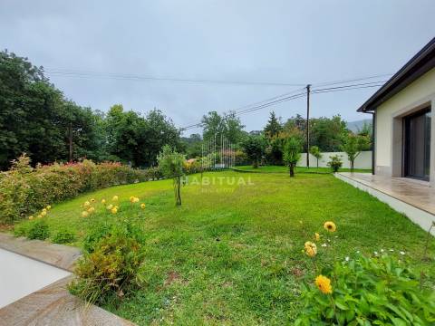Moradia Isolada T4 com Piscina e Jardim em Riba de Âncora